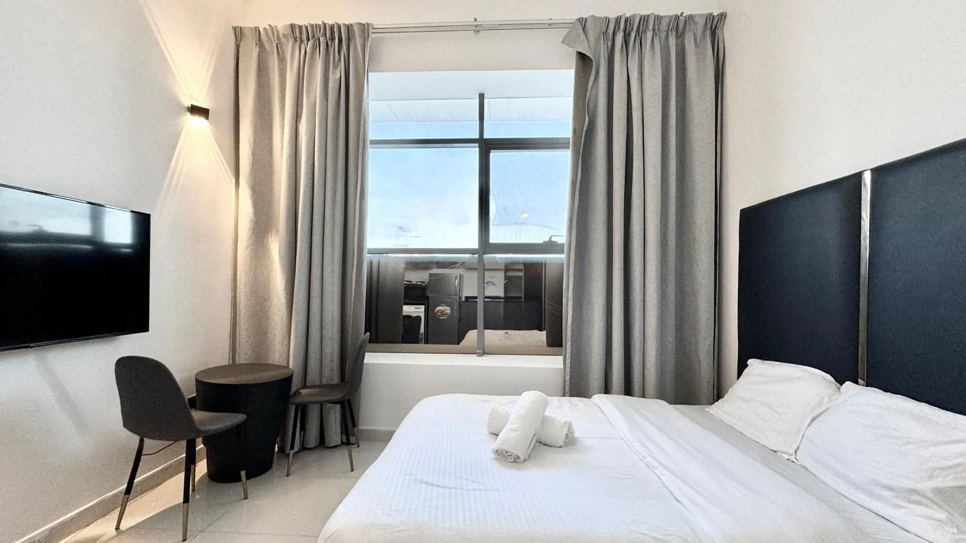 Al Manara Classic Deluxe Sheikh Zayed Rd Studio Dubai Apartment